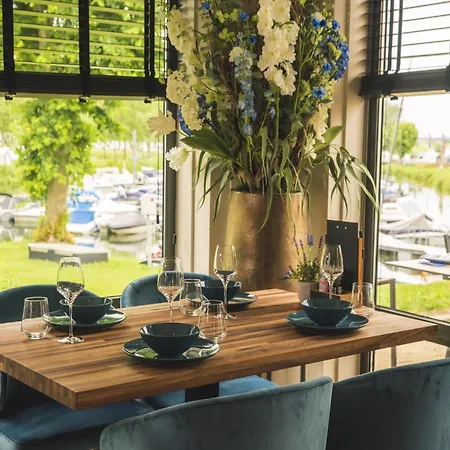 Luxurious On The Water In The Betuwe بيت للعطل *