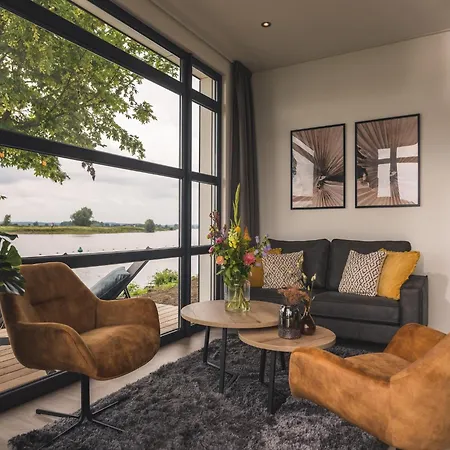 Cozy Riverside Escape * Maurik