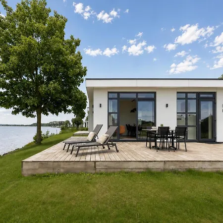Cozy Riverside Escape Ferienhaus