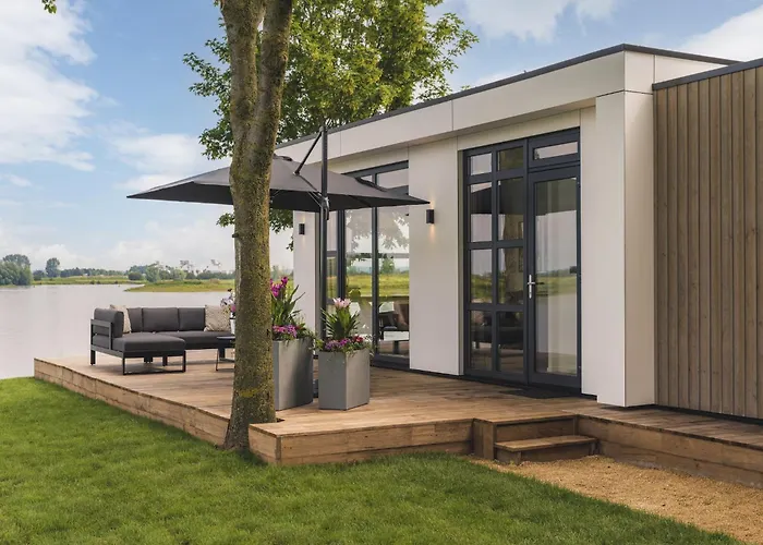 Cozy Riverside Escape * Maurik