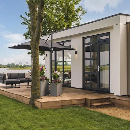 Cozy Riverside Escape * Maurik