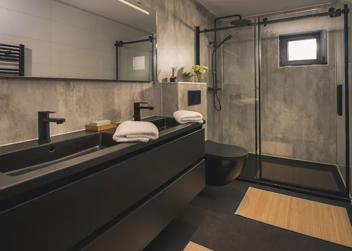 Cozy Riverside Escape