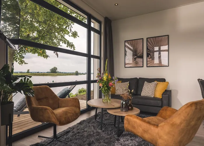 Cozy Riverside Escape * Maurik