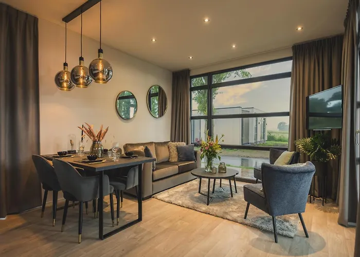 Cozy Riverside Escape * Maurik